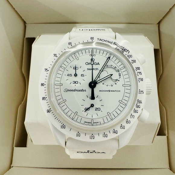 NIB OMEGA X Swatch Snoopy Mission to the Moonphase White - Picture 4 of 16